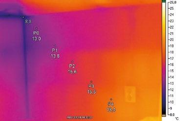 Temperatura w narożniku jest nieznacznie niższa, jednak z dużym zapasem spełnia warunek f Rsi f Rsi, min odnoszący się do ochrony przed kondensacją pary wodnej na powierzchni wewnętrznej (patrz p. 5.