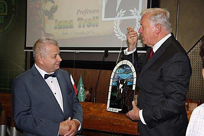 Janowi Treli Złotą Odznakę za zasługi dla Instytutu Zootechniki, przyznaną Mu przez Kapitułę Złotej Oznaki za całokształt pracy zawodowej.