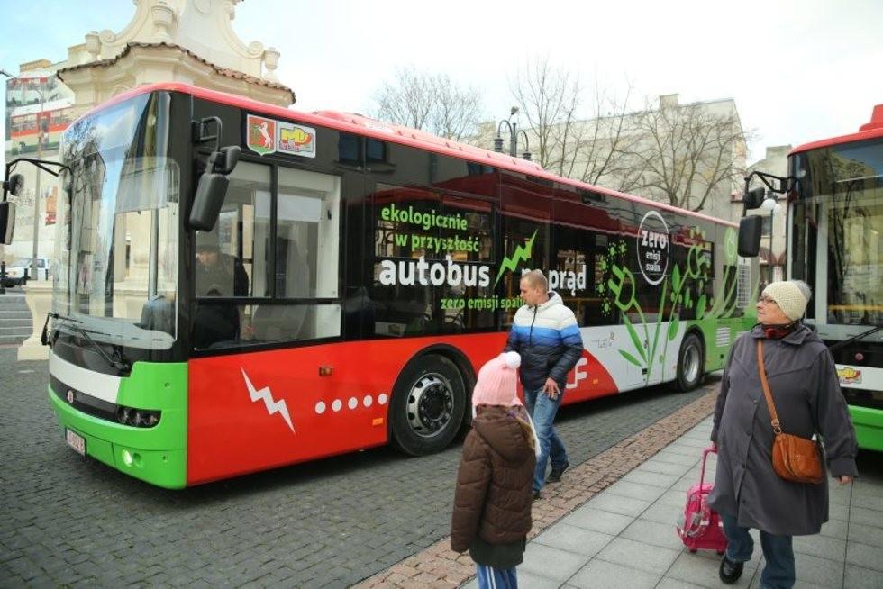 Transport Publiczny Autobusy elektryczne i hybrydowe mają w publicznym transporcie nabierać coraz większego znaczenia Według analiz Frost & Sullivan, do 2020 roku sprzedaż takich pojazdów wzrośnie o