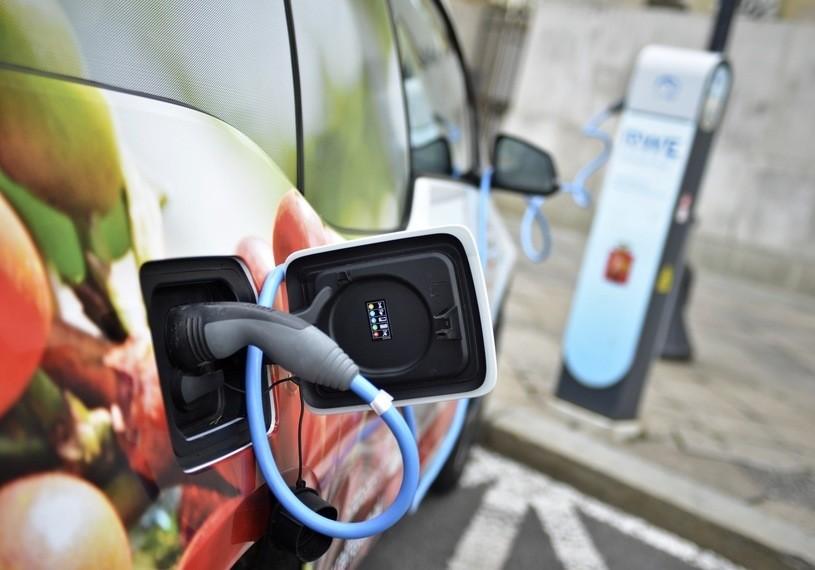 Ustawa o elektromobilności #3 Ustawa o elektromobilości zgodnie z przedstawionym projektem wprowadzi do polskiego porządku prawnego nowe pojęcia takie jak m.in.