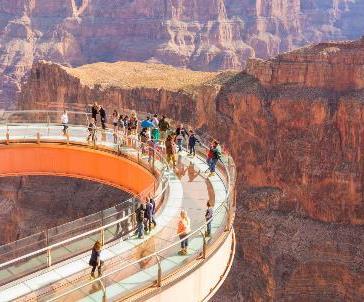 Spacer szklanym pomostem (Skywalk), z którego rozpościera się widok zapierający dech w piersiach.