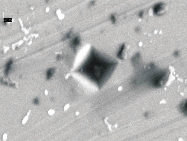 + szkło); c, d) widok charakterystycznych odcisków wgłębnika po badaniach mikrotwardości (50G) w materiale wyjściowym (c) oraz w materiale umocnionym kulowaniem laserowym w wariancie z rysunku b (d)