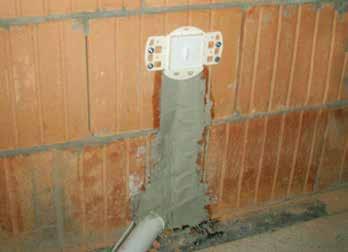 Rury instalacyjne należy przymocować do stropu przy wykorzystaniu systemowych uchwytów.