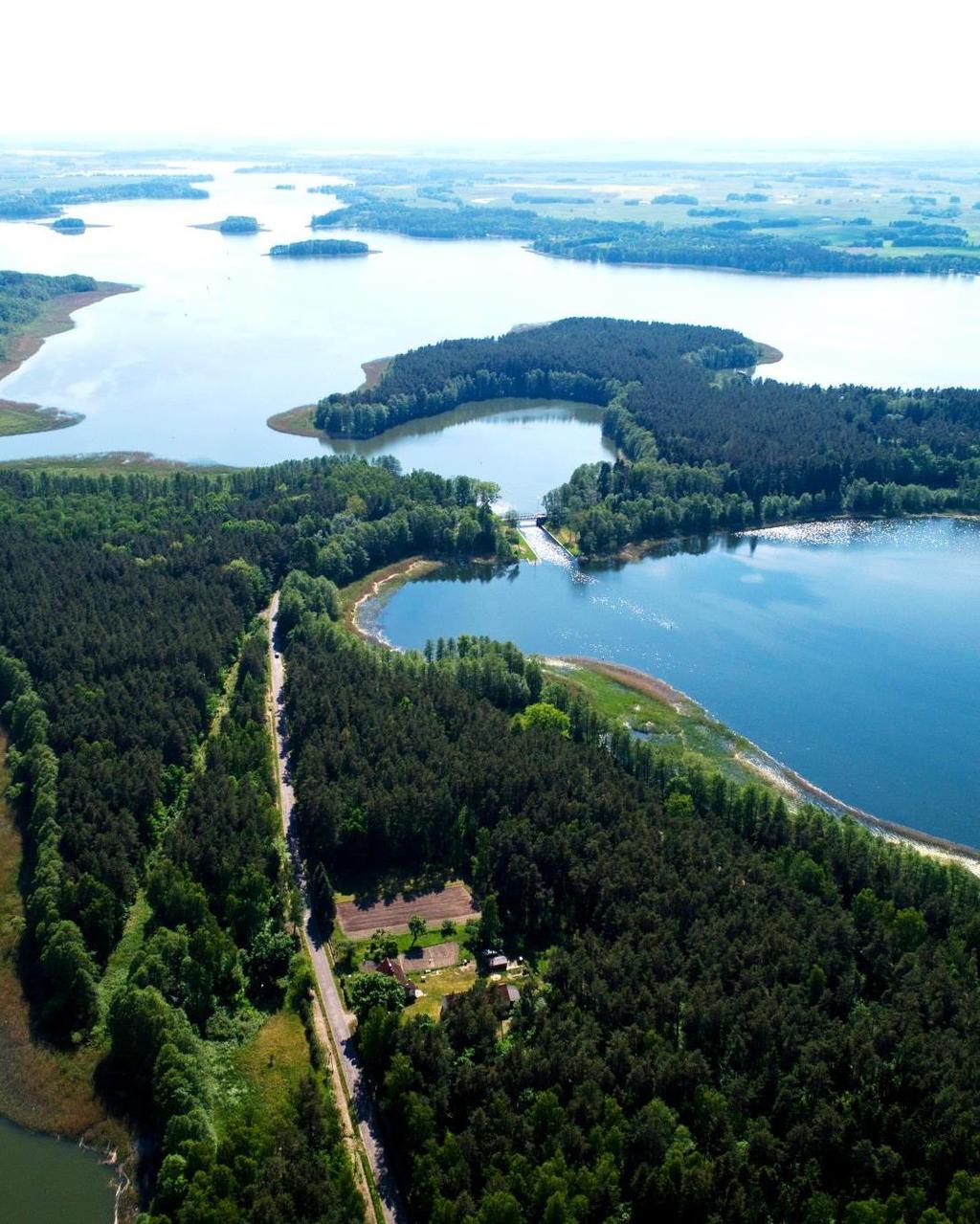 Charakterystyczne dla jeziora są 4 bezimienne wyspy o łącznej powierzchni 2,6 ha.