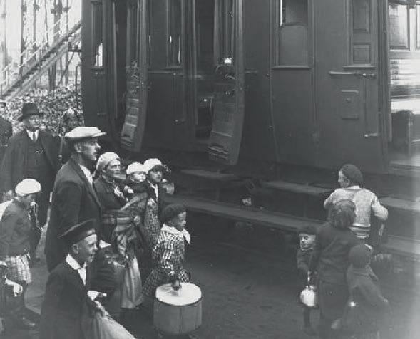 Une exposition, actuellement en préparation, se propose de mettre en lumière certains de ces épisodes. 10 BASSIN MINIER. Imaginez une France frappée de plein fouet par une grave crise financière.