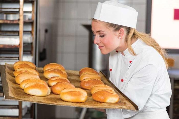 Branżow Szkoła I Stopnia PIEKARZ T.4. Produkcja wyrobów piekarskich Piekarz jest to pracownik, który wytwarza różnego rodzaju pieczywo: chleb, bułki, rogale, itp.