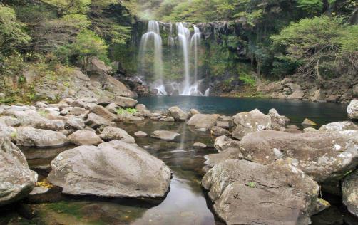 10. Dzień - PORT JEJU KOREA POŁUDNIOWA Proponowana wycieczka: WYCIECZKA PANORAMICZNA PO WYSPIE JEJU Położona w Cieśninie Koreańskiej Jeju to największa wyspa Korei Południowej i jednocześnie jej