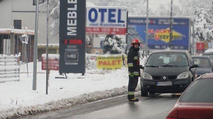 W tym celu daje kilka sygnałów gwizdkiem, z jednoczesnym podniesieniem prawej ręki do góry, dając sygnał uwaga.