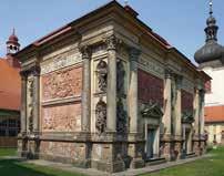 Święty domek wykonany jest z piaskowca i zdobiony dekoracją stiukową. Piaskowcowe figury stworzył rzeźbiarz Johann Franz Bienert z Schirgiswalde.