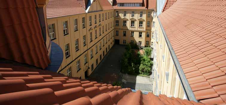 Holenderka Holenderki to dachówki o tradycyjnym kształcie esówki, mającej przekrój w kształcie litery S, co sprawia, że pokryta nimi połać dachu zyskuje piękny, charakterystyczny, pofalowany wygląd.