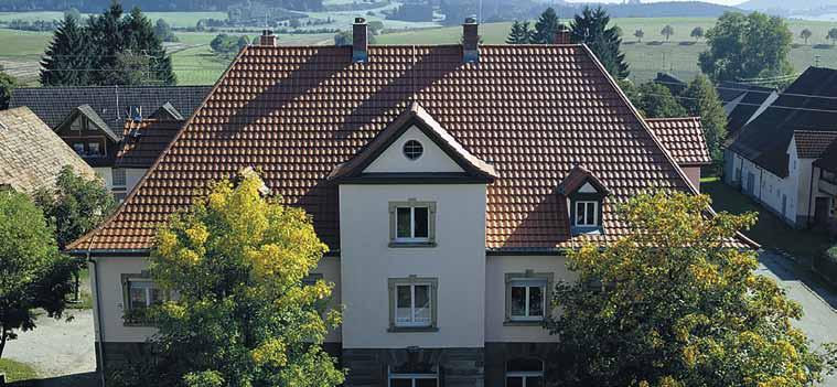 Reńska Historia dachówek reńskich zaczyna się w niemieckiej Nadrenii, gdzie po dziś dzień formy te są ulubionym typem pokrycia ceramicznego.