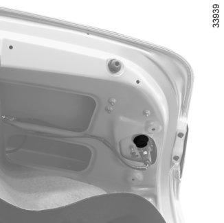 ŚWIATŁA TYLNE I BOCZNE: wymiana żarówek (4/5) B 12 13 Typ B (Zależnie od wersji pojazdu) Tylne światła przeciwmgielne Odczepić zaczep od wewnętrznej strony pokrywy bagażnika przy pomocy płaskiego