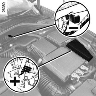 AKUMULATOR: postępowanie w razie awarii (2/2) 1 2 A 3 5 B 4 9 7 6 8 Akumulator w bagażniku (silniki V6) Należy użyć biegunów w komorze silnika.