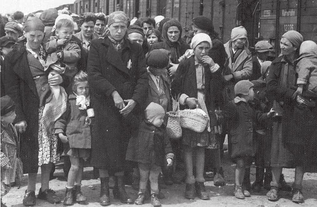 Transport maďarských Židů: na rampě v Osvětimi-Birkenau Z Grécka hitlerovci deportovali do Osvienčimu asi 55 tisíc Židov.