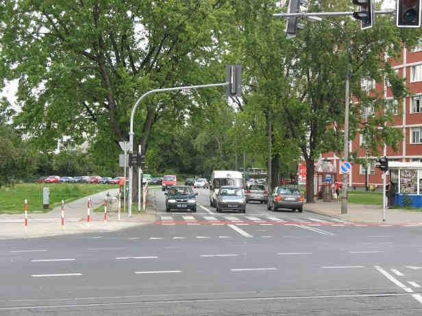 Studium obsługi komunikacyjnej Dzielnicy śoliborz 11 SkrzyŜowanie ul. Krasińskiego z ul. Broniewskiego Ulica Krasińskiego, po obu stronach skrzyŝowania z ul. Broniewskiego jest jednoprzestrzenna.