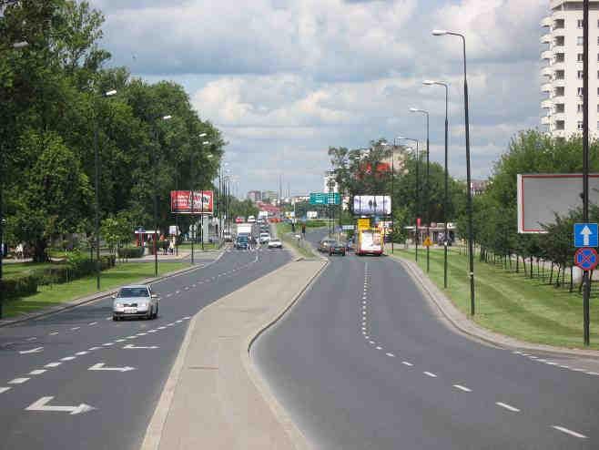 Studium obsługi komunikacyjnej Dzielnicy śoliborz 22 wzdłuŝ jezdni znajduje się teren cmentarza, a następnie zajezdni autobusowej, na wylocie z węzła zlokalizowana jest