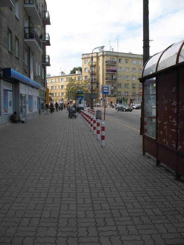 63. Pl. Wilsona, strona zachodnia, Widok w kierunku ul Krasińskiego na chodnik między ul. Mickiewicza a ul.  64.