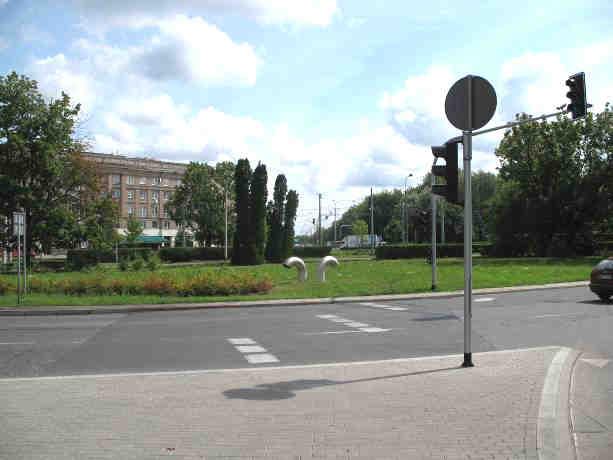 Krasińskiego po zachodniej stronie pl. Wilsona posiada dwie jezdnie po dwa pasy ruchu w kaŝdą stronę. Wlot na pl. Wilsona z jezdnią o szerokości ok.