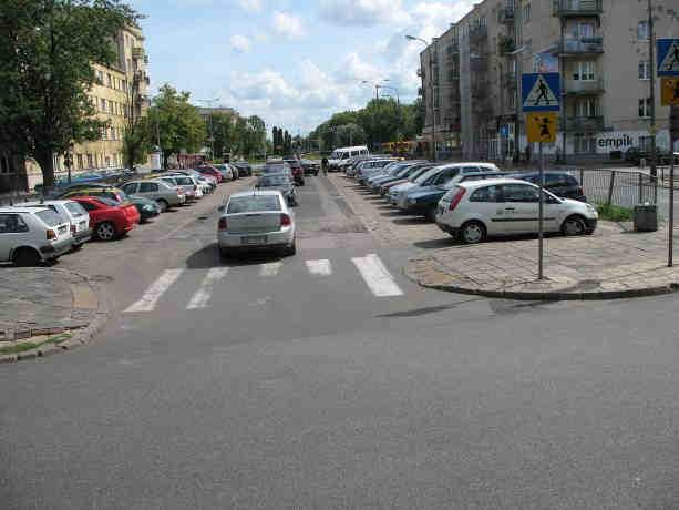 Studium obsługi komunikacyjnej Dzielnicy śoliborz 8 Fot. 11. Parking w pasie dzielącym ul. Krasińskiego, na zachód od ul. Kochowskiego. Fot. 12.