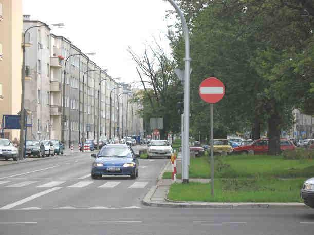 Wloty na skrzyŝowanie mają po 3, a wyloty po 2 pasy ruchu (fot. 13, fot. 14). SkrzyŜowanie jest sterowane sygnalizacją świetlną.