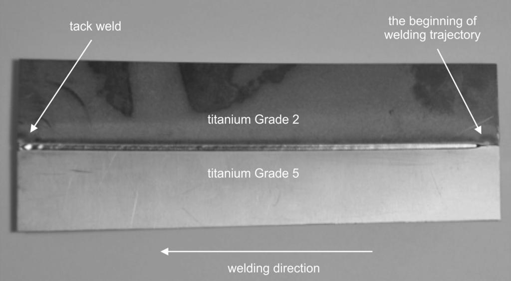 Analiza naprężeń i deformacji w cienkich blachach tytanowych podczas spawania wiązką elektronów 117 Lacki i Adamus [16, 17] analizowali proces łączenia cienkich blach tytanowych za pomocą SWE.