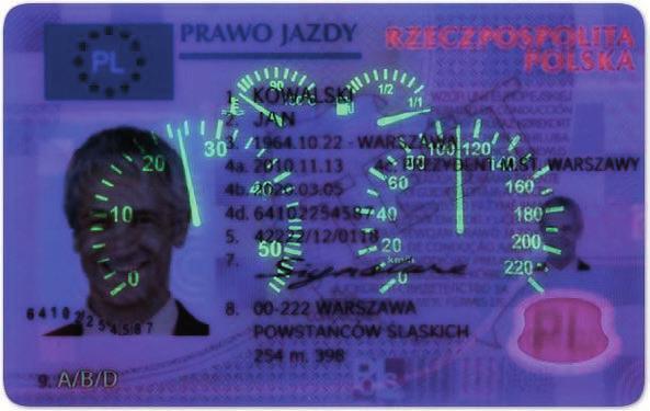 Prawo jazdy ma format karty identyfikacyjnej (układ poziomy) o wymiarze 85,595 mm (+/ 0,125 mm) x 53,975 mm (+/ 0,055 mm) i promieniu zaokrągleń w przedziale od 2,88 do 3,18 mm i grubości od 0,68 do