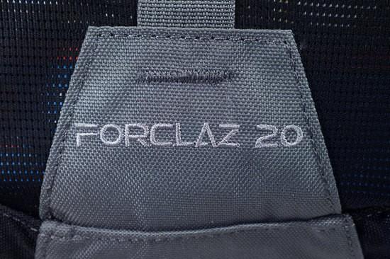 Producent w modelu Forclaz 20 wykazał się pomysłowym designem, nie zapominając również o estetycznych dodatkowych, jak wyszyta w