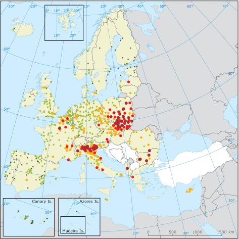 1 Wprowadzenie Rys. 1.5. Wartości stężenia cząstek stałych PM2,5 w Europie w roku 211: mniejsze niż 1 g/m 3, z zakresu 1 2 g/m 3, z zakresu 2 25 g/m 3, z zakresu 25 g/m 3, większe niż 3 g/m 3 [1] Rys.