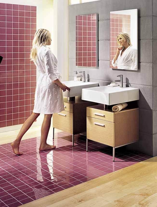 1.1 Ciepłe kolory w łazience podnoszą wrażenie intymności oraz tworzą przytulną atmosferę.