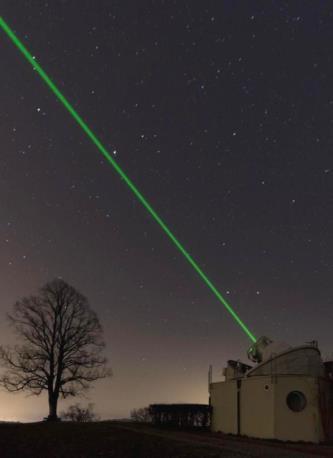 Satellite Laser Ranging (SLR) SLR dostarcza bardzo dokładnych pomiarów odległości (na poziomie kilku mm) pomiędzy stacjami naziemnymi a satelitami.