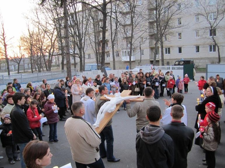 Wydarzenie to było bez precedensu. Udział wzięło bardzo wiele osób. Wraz z wiernymi szedł także burmistrz miasta.