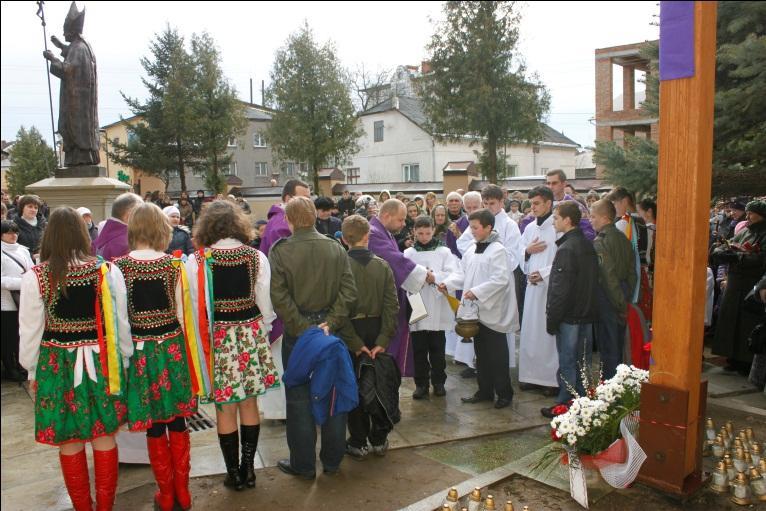 Oblackie wiadomości z Ukrainy Kwiecień 2011 7 W pierwszym tygodniu kwietnia superior o. Jacek Leśniarek z o. Krzysztofem Buzikowskim z Eupatorii głosili misje święte w parafii w Mościskach.