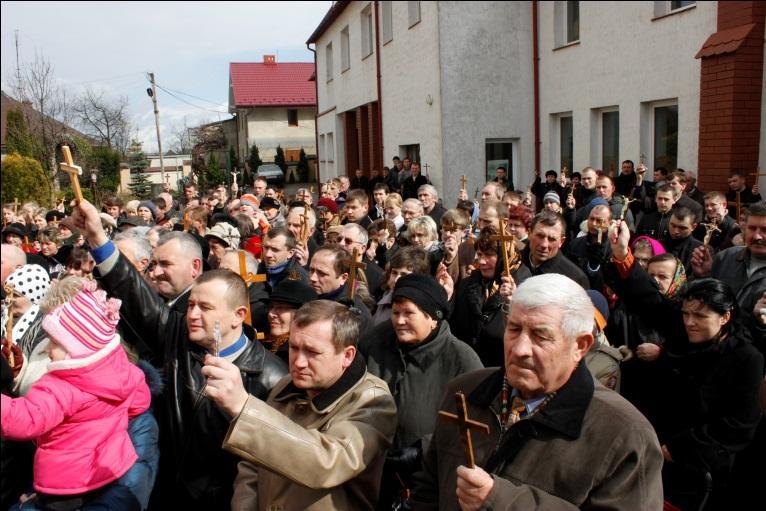 Jacek święci krzyż misyjny w Mościskach, podczas gdy parafianie podnoszą wysoko swoje krzyże W Krzywym Rogu 3 kwietnia po niedzielnej sumie młodzież wystawiła misterium Męki Paoskiej. 6-8 kwietnia o.