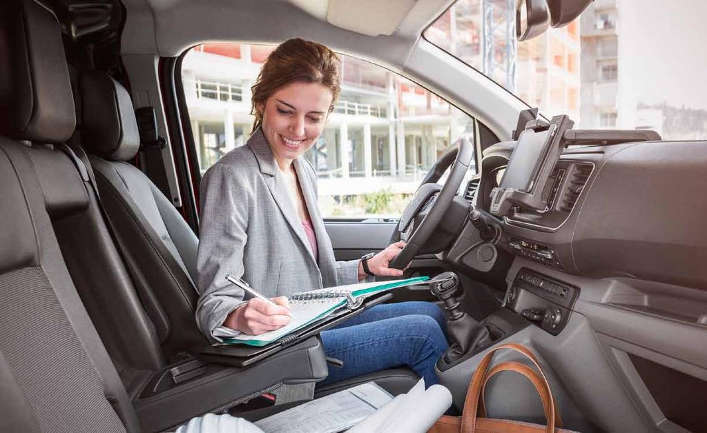 KOMFORT PRACY MOBILNE BIURO Kabina NOWEGO CITROËNA JUMPY została pomyślana jako prawdziwe biuro na kółkach. Rozkładany stolik A4* do pisania pozwala przeglądać dokumenty lub korzystać z komputera.