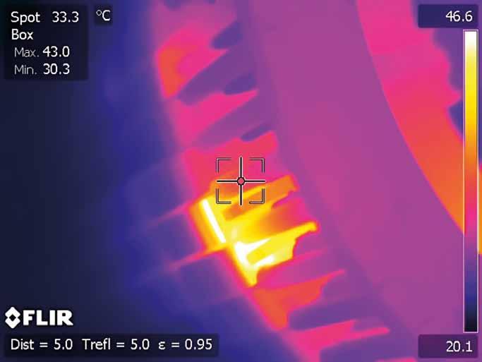 Fot. 9. Wirnik dwuklatkowy termogram zwarcie pręta klatki rozruchowej Fot. 11. Wirnik dwuklatkowy termogram zwarcie pręta klatki roboczej z żelazem oraz zwarcie pręta klatki rozruchowej z żelazem Fot.