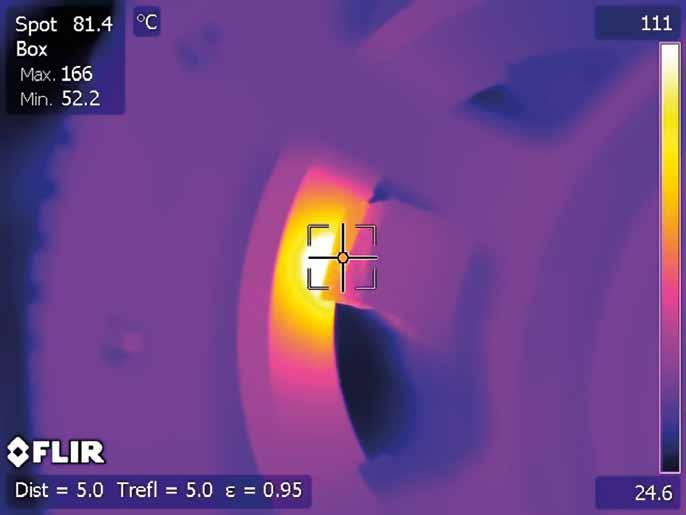 Fot. 13. Termogram przedstawia połączenie wału z konstrukcją wirnika Fot. 15. Zwarcie blach żelaza czynnego przy luźnym pręcie biernym Fot. 14.