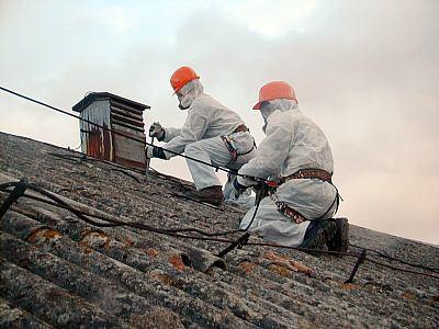 Rys.19: Pokrycie dachowe z azbestu i jego wymiana (po prawej) (Fot.: z archiwum wydziału) Tab.5: Powierzchnia usuniętych materiałów azbestowych i poniesione wydatki z PFOŚiGW/budżet.