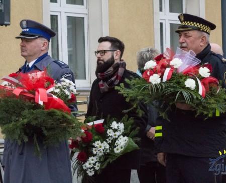 [21] Delegacje składają kwiaty