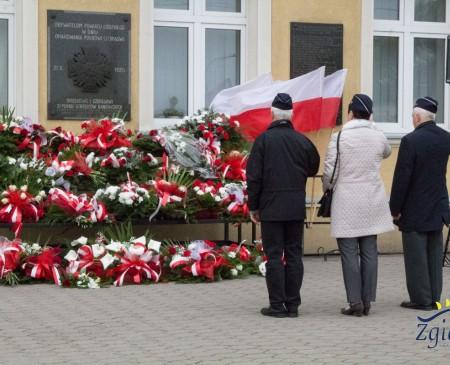 [22] Delegacje składają kwiaty