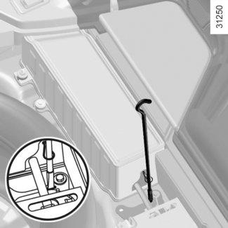 AUTOMATYCZNY HAMULEC PARKINGOWY (4/4) 4 4 A 7 5 A B C 2 5 Awaryjny tryb wyłączania hamulca 6 Przed awaryjnym odblokowaniem hamulca, należy koniecznie unieruchomić pojazd, włączając pierwszy bieg