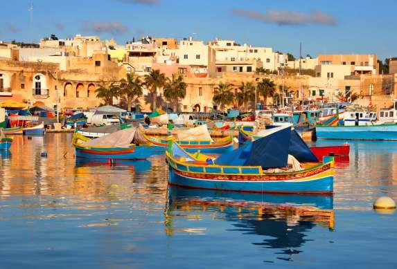 Zapraszamy serdecznie na kolejną już edycję obozu językowego na Malcie, podczas którego łączymy naukę w renomowanej szkole z wypoczynkiem na najpiękniejszych maltańskich plażach oraz zwiedzaniem