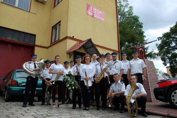 odbyła się uroczystość Jubileuszu 120 lecia OSP Szadek oraz 115 lecia Strażackiej Orkiestry Dętej. Przybyło wielu znakomitych gości i 24 jednostki OSP. W trakcie uroczystości wręczono odznaczenia.