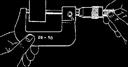 Mikrometry Do pomiarów z dok adnoêcià 0,01 mm najcz Êciej u ywa si mikrometrów, tj. przyrzàdów dzia ajàcych na zasadzie Êruby mikrometrycznej. Gwint takiej Êruby ma zwykle skok 0,5 mm.