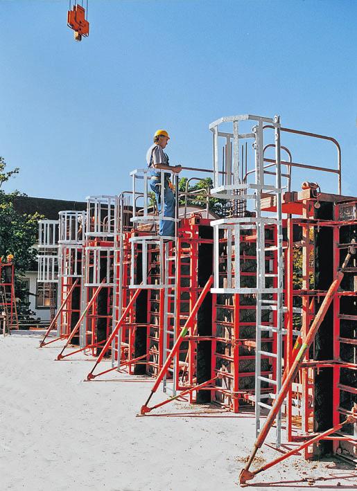 Platforma betoniarska PERI dostarczana jest na budowę w stanie gotowym do eksploatacji.