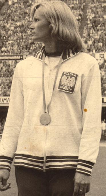 Tymczasem Kazimierz Kirejczyk (z prawej), jako zawodnik klubu Zorza Łomża, uzyskał w 1978 roku wynik 77 m 52 cm w rzucie oszczepem (tzw. starym typem).