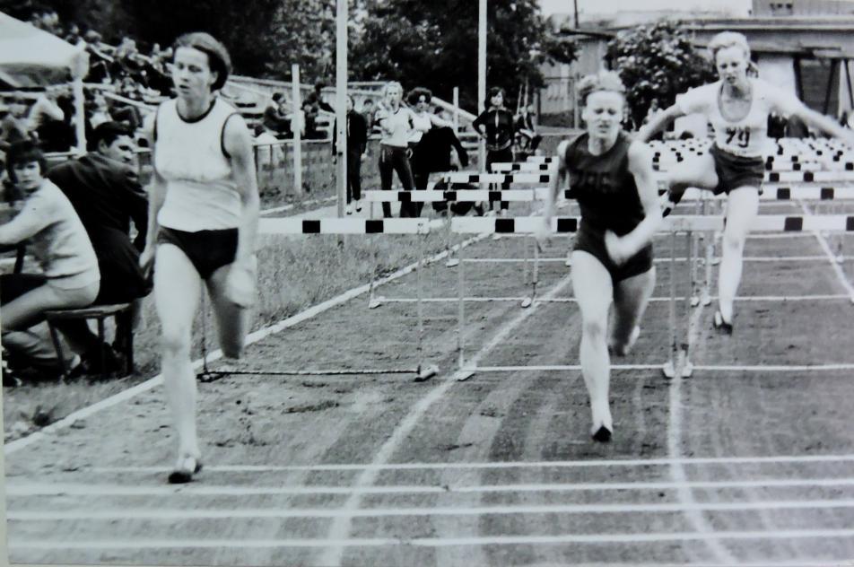 Małgorzata Roszkowska z Juvenii Białystok (1 z lewej) wygrywa bieg na 100 metrów przez płotki