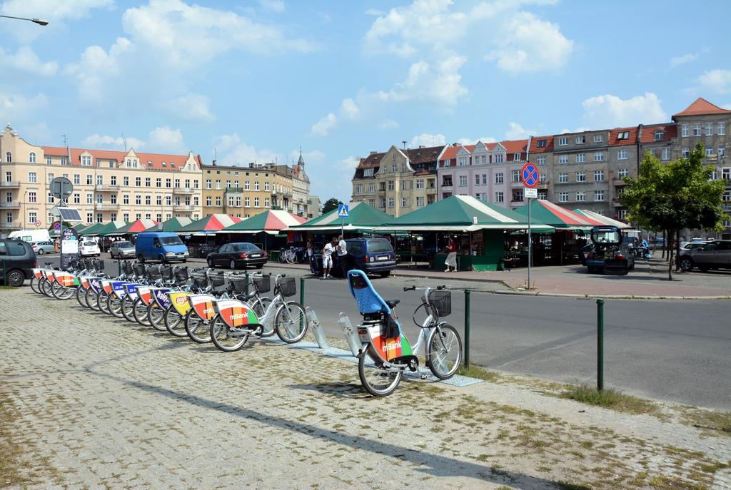 KRÓTKI OPIS AMBICJI I OCZEKIWAŃ ZAMAWIAJĄCEGO Celem konkursu jest podniesienie atrakcyjności przestrzeni Rynku Łazarskiego poprzez modernizację infrastruktury istniejącego targowiska, odnowę