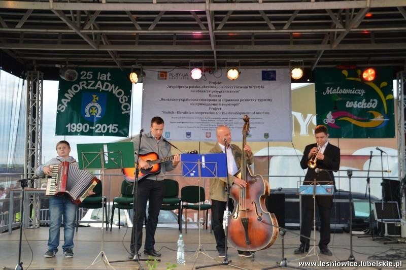 Następnie na scenie zaprezentował się zespół rockowy z Leśniowic pod kierunkiem Pana Kornela Matczuka.