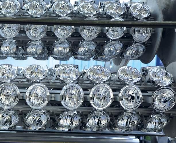 Reflektory robocze firmy HELLA produkowane są na najnowocześniejszych liniach produkcyjnych. Ważne etapy produkcji przeprowadzane są przykładowo w komorach próżniowych.