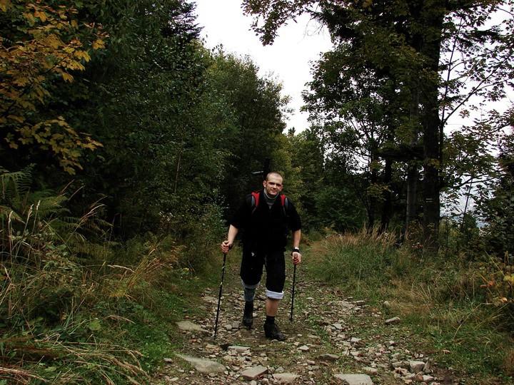 większości prowadzi on lasem. Szlak czerwony, który ja proponuję, jest nieznacznie dłuższy, za to zdobywa tą wysokość w mniej uciążliwy sposób, a stwarza wiele okazji widokowych.